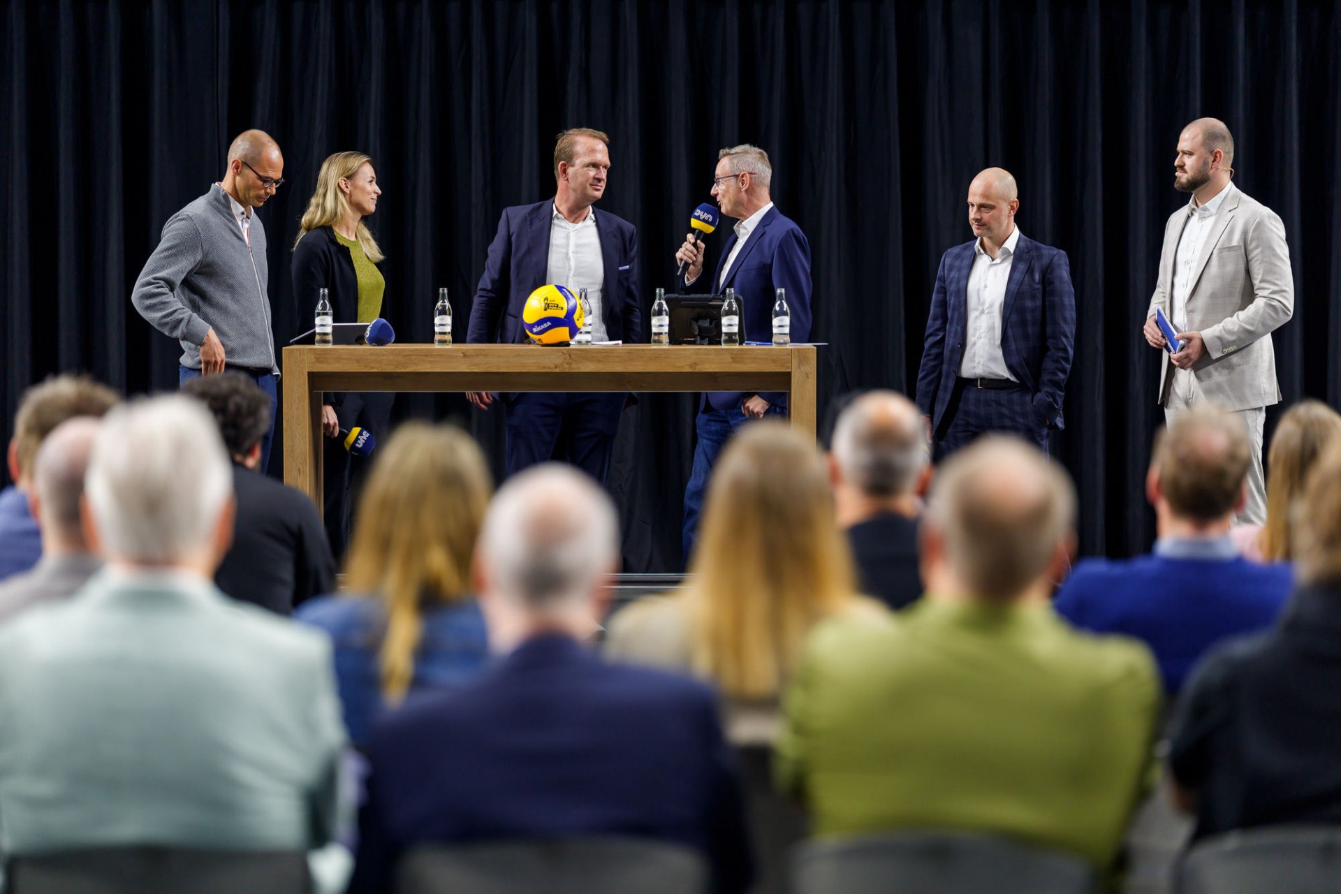 René Beck (Vorstandsvorsitzender DVV), Kim Oszvald-Renkema (Geschäftsführerin VBL), Stefan Löcher (Geschäftsführer ARENA Management GmbH), Gregor Timmer (Sportamtsleiter Stadt Köln), Tomasz Grenke (Head of Business Development Sport ARENA Management GmbH) sprechen mit Moderator Carsten Heling (v.l.n.r.) über das Zoi-DVV-Pokalfinale in Köln. (Foto: Bernd Lehnert)